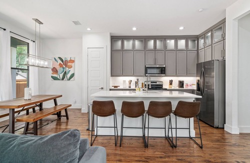 West Dallas Casa | Luxurious Dallas Home - 5 minutes from Downtown 🌌