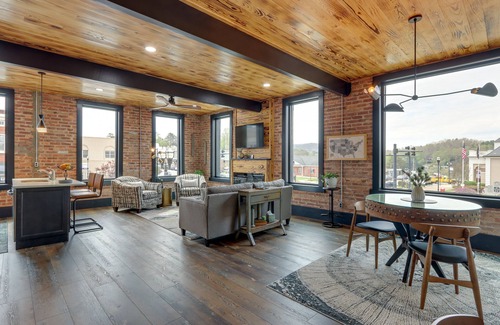 Murphy Apartamento | Luxurious Downtown Murphy Vacation Rental Loft!
