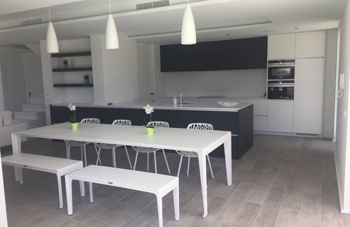 Santiago de la Ribera Villa | Disfrute de lujo a poca distancia del mar, incluyendo piscina privada y jacuzzi.