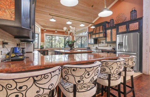 Shaver Lake Casa | Luxurious Escape-DOUBLE Masters/GOURMET Kitchen