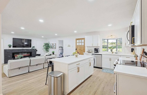 Sherman Casa | Luxurious Event-Friendly 6BR 3B Villa with Hot Tub