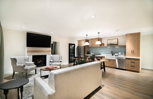 Midway Hotel | Luxurious Family Cottage w/Pool, Sports Facilities Near Crater Hot Spring