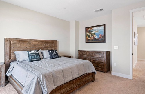 Lathrop Casa | Luxurious Family Retreat Lakeside