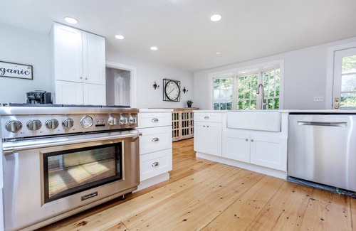 Andover Casa | Luxurious, fully renovated 3 bedroom/3 bath Andover home steps from PA/Downtown.