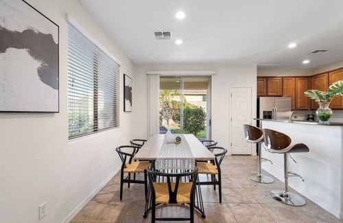Stetson Hills State Casa | Luxurious Getaway: Spacious Backyard｜Instant Tour｜Flex Month2Month #41700