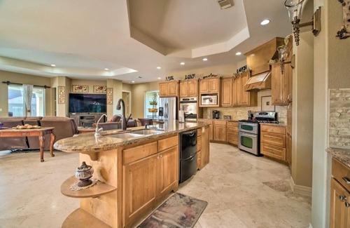 Humble Casa | Luxurious Getaway w/pool! 4 min from airport!