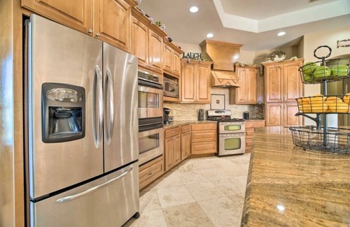 Humble Casa | Luxurious Getaway w/pool! 4 min from airport!