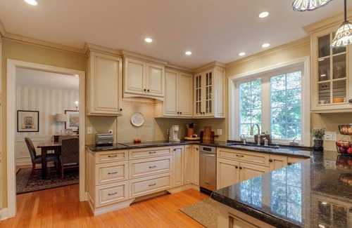 State College Casa | Luxurious, Gorgeous, Pristine, Convenient, Walkable 6-bedroom in State College!