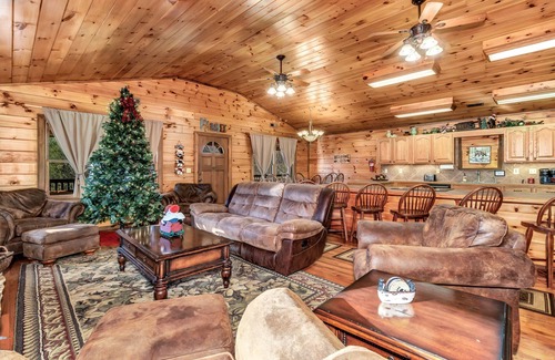 Clyde Cabina | Luxurious Hidden Valley Lodge - Blue Ridge Mountain Retreat!