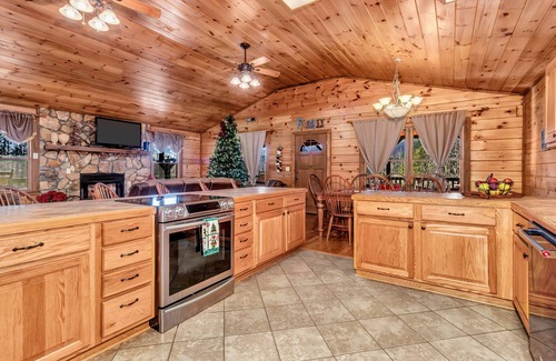 Clyde Cabina | Luxurious Hidden Valley Lodge - Blue Ridge Mountain Retreat!