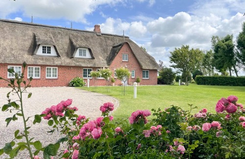Tumlauer Koog Casa | Luxurious holiday home with indoor private pool and English park garden near SPO