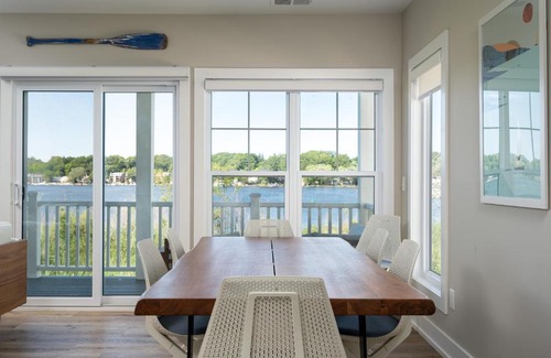 Douglas Apartamento | Luxurious Home on Lake Kalamazoo