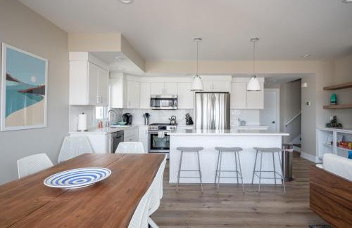 Douglas Apartamento | Luxurious Home on Lake Kalamazoo