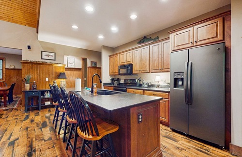 Sylva Casa | Lujosa casa justo en el río con una cocina completa, ¡perfecta para pescar!