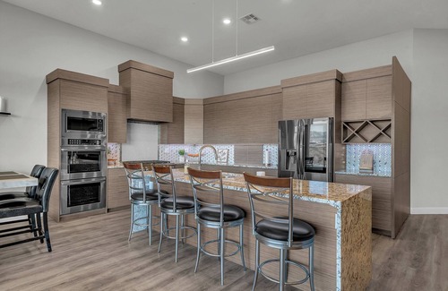 Bloomington Casa | Luxurious Home w Panoramic Views + Infinity Pool!