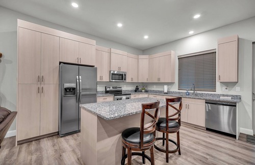 Bloomington Casa | Luxurious Home w Panoramic Views + Infinity Pool!