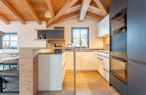 Lengdorf Casa | Luxurious home with wine cooler and fireplace