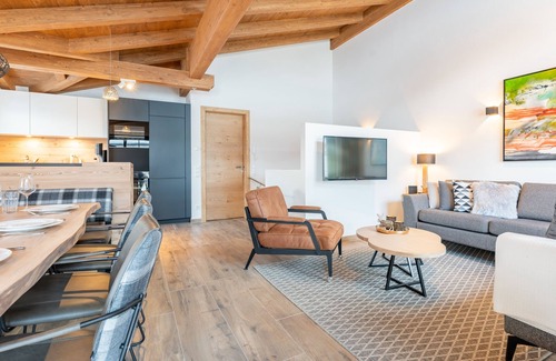 Lengdorf Casa | Luxurious home with wine cooler and fireplace