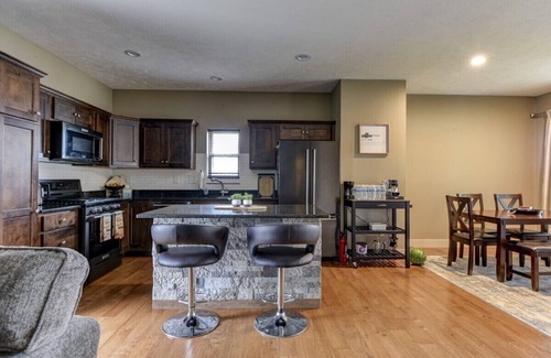South Central Omaha Casa | Luxurious House in Aksarben