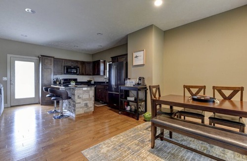South Central Omaha Casa | Luxurious House in Aksarben
