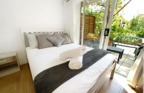 East Ham South Casa | Luxurious House near Excel- Air Conditioning, 9 Beds, 2 Baths, Garden, fast WiFi