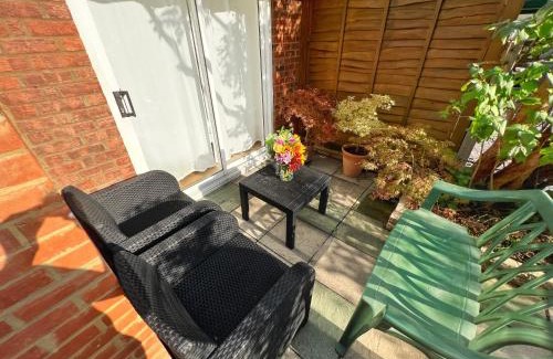 East Ham South Casa | Luxurious House near Excel- Air Conditioning, 9 Beds, 2 Baths, Garden, fast WiFi