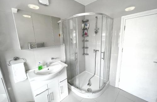 East Ham South Casa | Luxurious House near Excel- Air Conditioning, 9 Beds, 2 Baths, Garden, fast WiFi