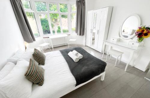 East Ham South Casa | Luxurious House near Excel- Air Conditioning, 9 Beds, 2 Baths, Garden, fast WiFi