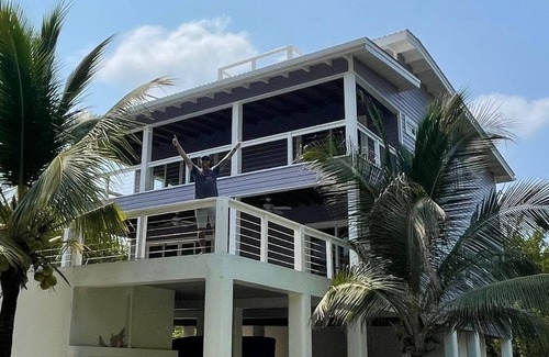 Isla de Utila Villa | Luxurious House w/ AC + Pool.