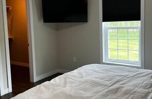 Good Spirit Lake Casa | Luxurious king size,hot tub!