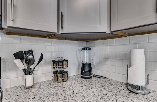 Hayes Apartamento | Luxurious King 2BR Suite—Mins to Downtown Durham!