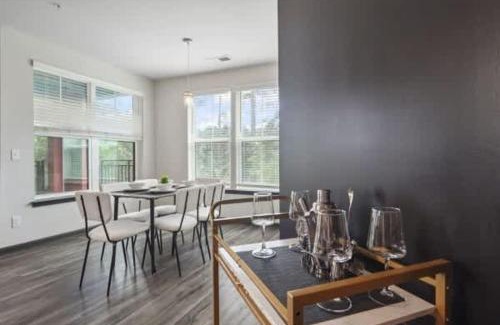North Raleigh Apartamento | Luxurious King 3 Bedroom Suite in North Raleigh