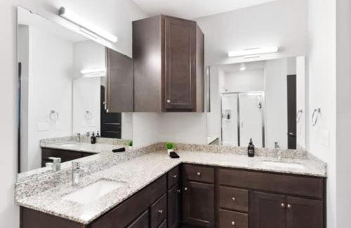 North Raleigh Apartamento | Luxurious King 3 Bedroom Suite in North Raleigh
