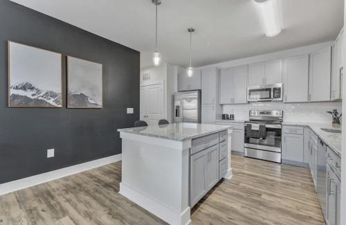 Hayes Apartamento | Luxurious King 3BR Suite Mins to Downtown Durham!