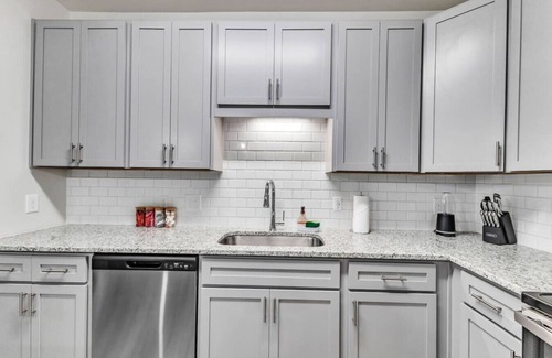 Hayes Apartamento | Luxurious King 3BR Suite—Mins to Downtown Durham!