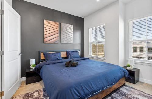 Charlotte Casa | Luxurious King 3BR Townhouse Mins to Uptown CLT!