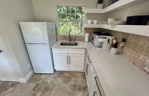 Vero Beach South Cabaña | Luxurious King Guest Cottage - No Hidden Fees!