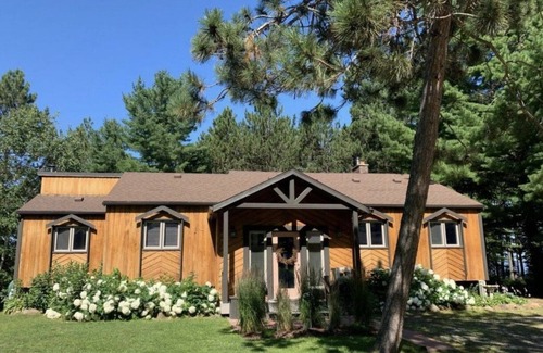 Nipissing Cabaña | Luxurious Lake House with Hot Tub - Come and Enjoy and Unwind by Lake Nipissing!
