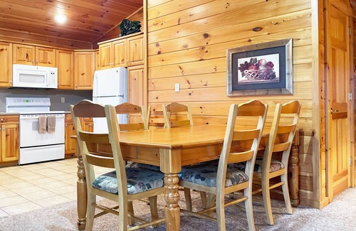 Reeders Cabina | Luxurious Lake View Log Cabin with Firepit in the Poconos