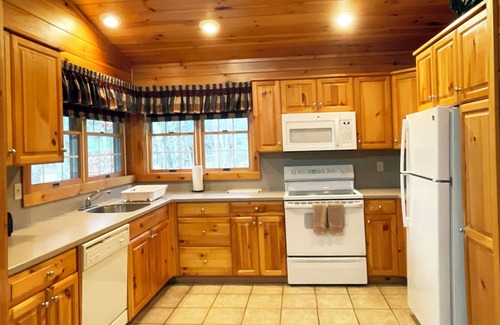 Reeders Cabina | Luxurious Lake View Log Cabin with Firepit in the Poconos