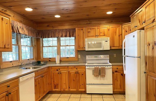 Reeders Cabina | Luxurious Lake View Log Cabin with Firepit in the Poconos