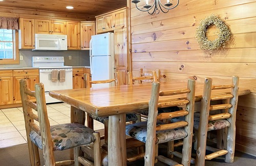 Reeders Cabina | Luxurious Lake View Log Cabin with Firepit in the Poconos