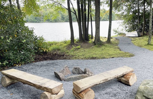 Reeders Cabina | Luxurious Lake View Log Cabin with Firepit in the Poconos