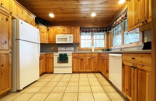 Reeders Cabina | Luxurious Lake View Log Cabin with Firepit in the Poconos