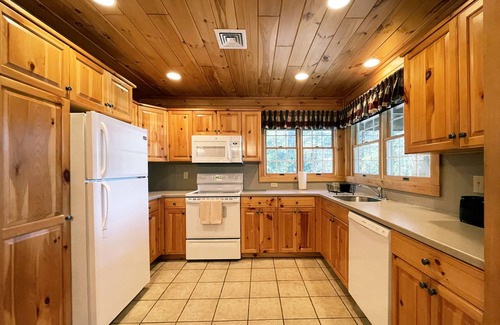 Reeders Cabina | Luxurious Lake View Log Cabin with Firepit in the Poconos