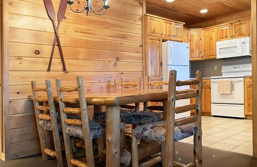 Reeders Cabina | Luxurious Lake View Log Cabin with Firepit in the Poconos