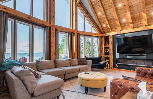 Lion's Head Cabaña | Luxurious Lakefront Mansion: Your Dream Getaway!
