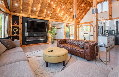 Lion's Head Cabaña | Luxurious Lakefront Mansion: Your Dream Getaway!
