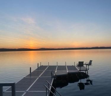 Bewdley Casa | Luxurious Lakefront Cottage, Sleeps 12