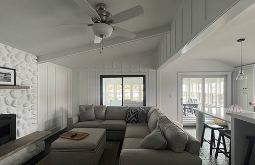 Paddock Lake Casa | Luxurious Lakefront Home